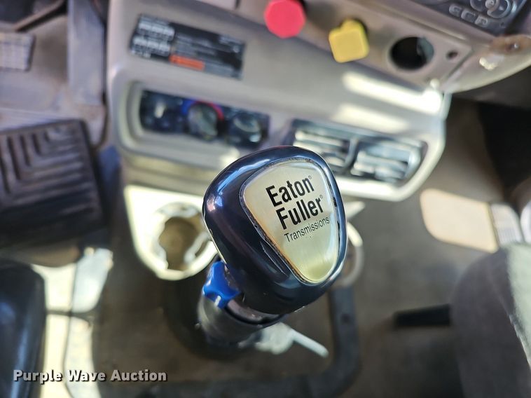 image for item DO2868 2001 Mack CH613  semi truck