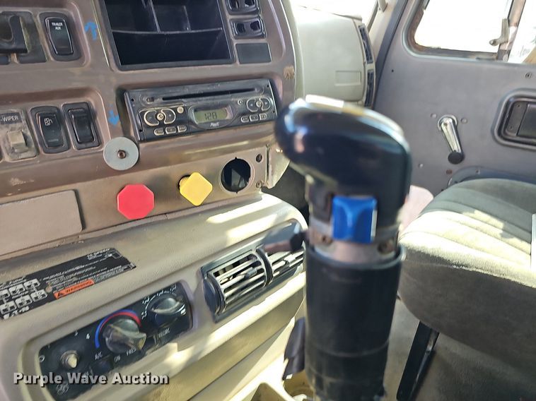 image for item DO2868 2001 Mack CH613  semi truck