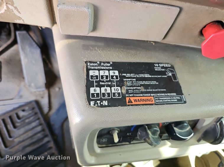 image for item DO2868 2001 Mack CH613  semi truck