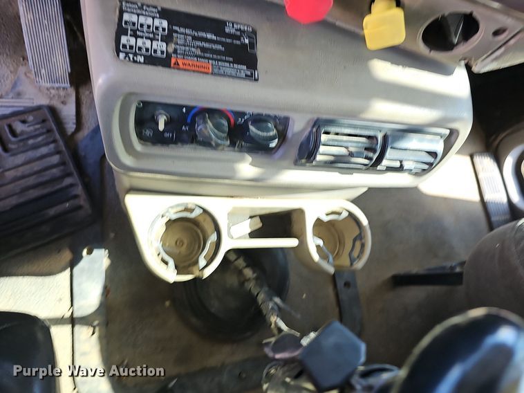 image for item DO2868 2001 Mack CH613  semi truck