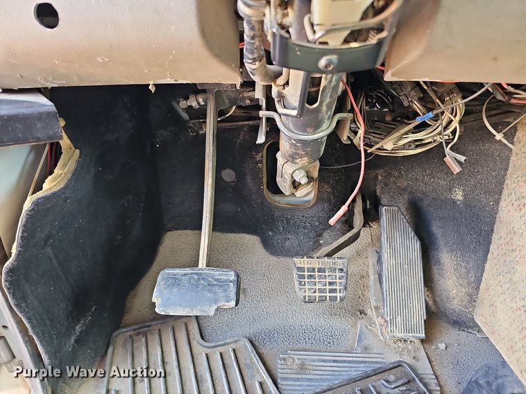 image for item DO2868 2001 Mack CH613  semi truck