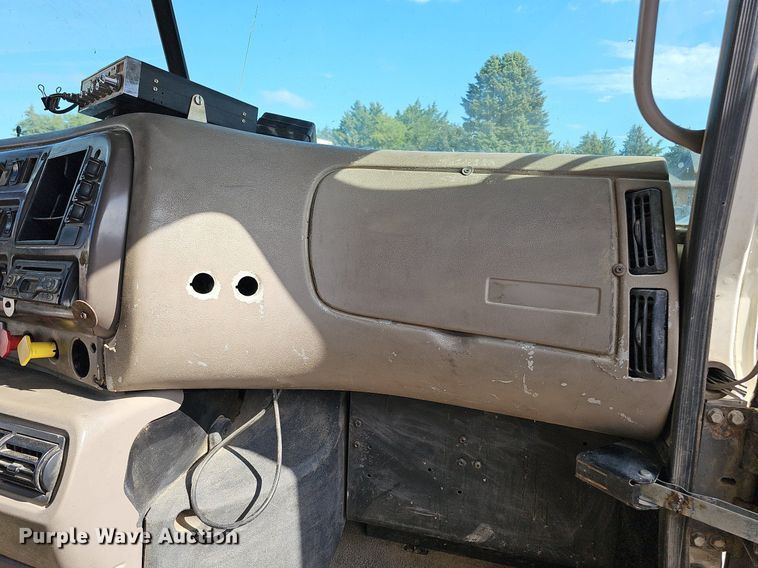 image for item DO2868 2001 Mack CH613  semi truck