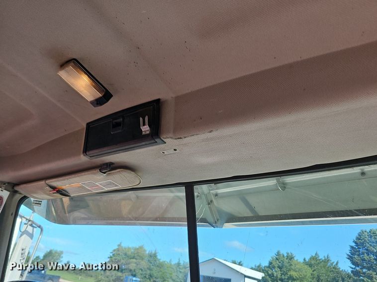 image for item DO2868 2001 Mack CH613  semi truck