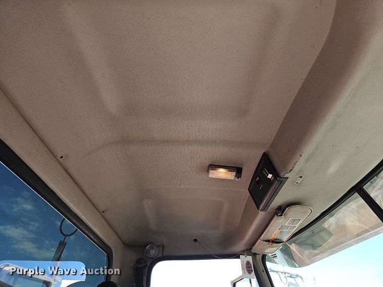 image for item DO2868 2001 Mack CH613  semi truck