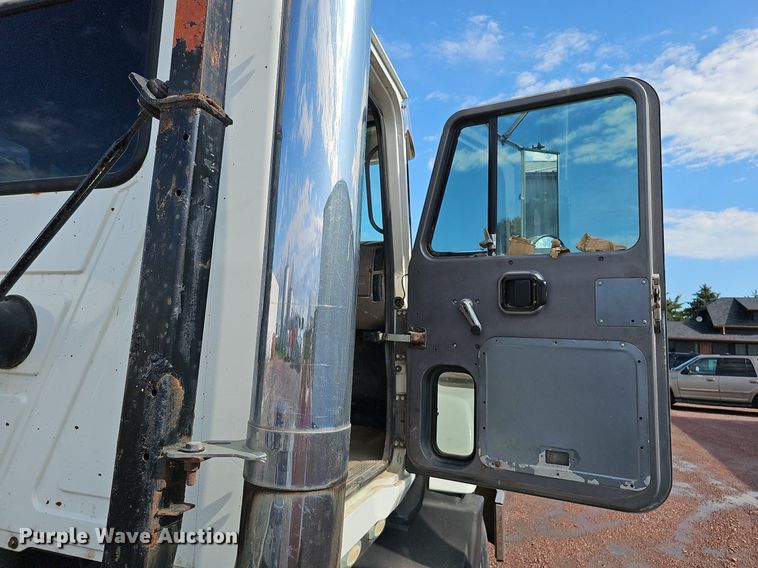 image for item DO2868 2001 Mack CH613  semi truck