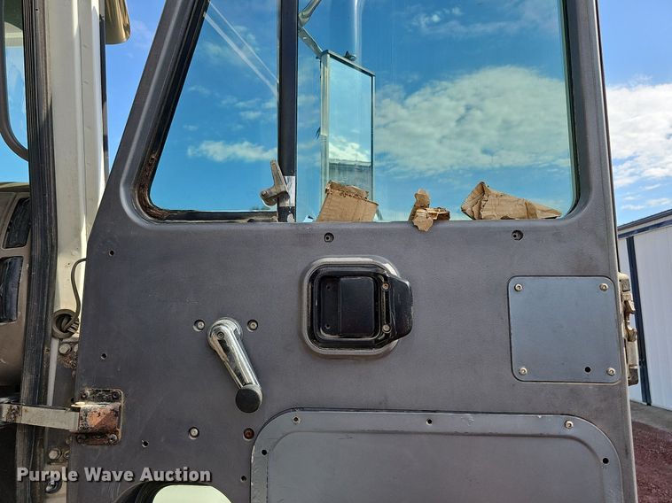 image for item DO2868 2001 Mack CH613  semi truck