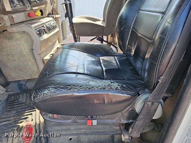 image for item DO2868 2001 Mack CH613  semi truck