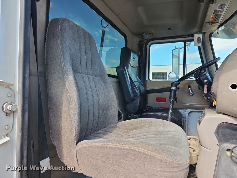 image for item DO2868 2001 Mack CH613  semi truck