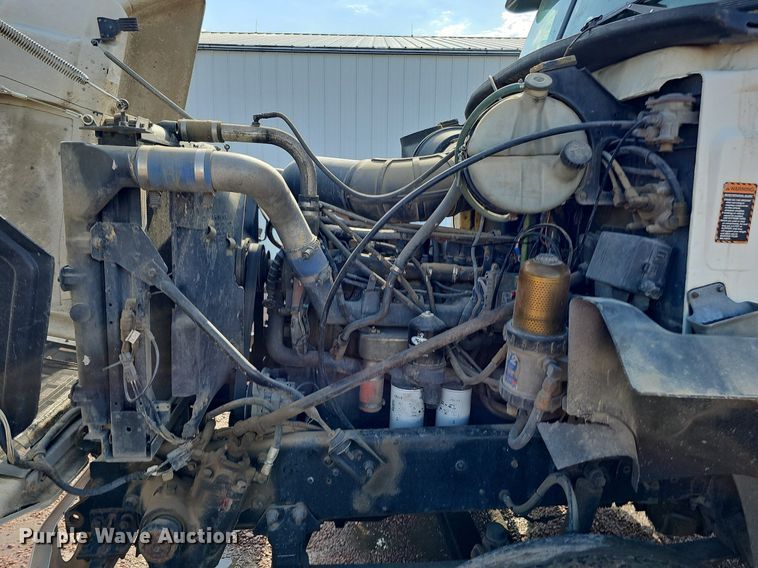 image for item DO2868 2001 Mack CH613  semi truck