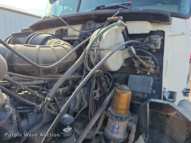 image for item DO2868 2001 Mack CH613  semi truck