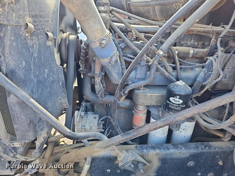 image for item DO2868 2001 Mack CH613  semi truck