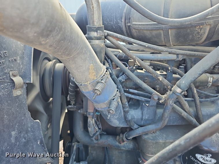 image for item DO2868 2001 Mack CH613  semi truck