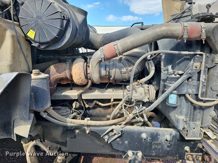 image for item DO2868 2001 Mack CH613  semi truck