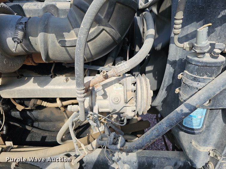 image for item DO2868 2001 Mack CH613  semi truck