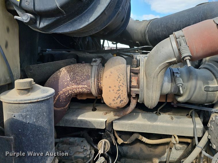 image for item DO2868 2001 Mack CH613  semi truck