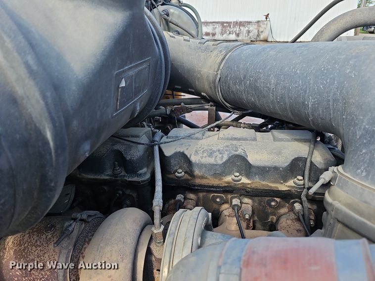 image for item DO2868 2001 Mack CH613  semi truck