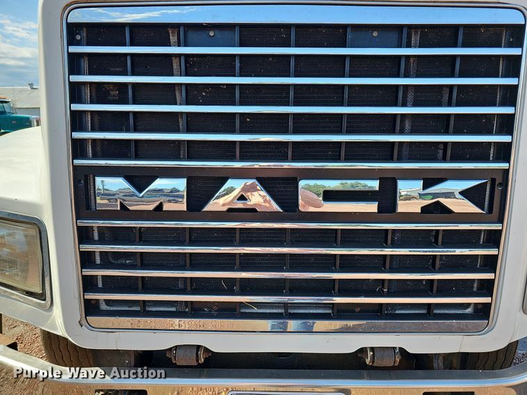 image for item DO2868 2001 Mack CH613  semi truck