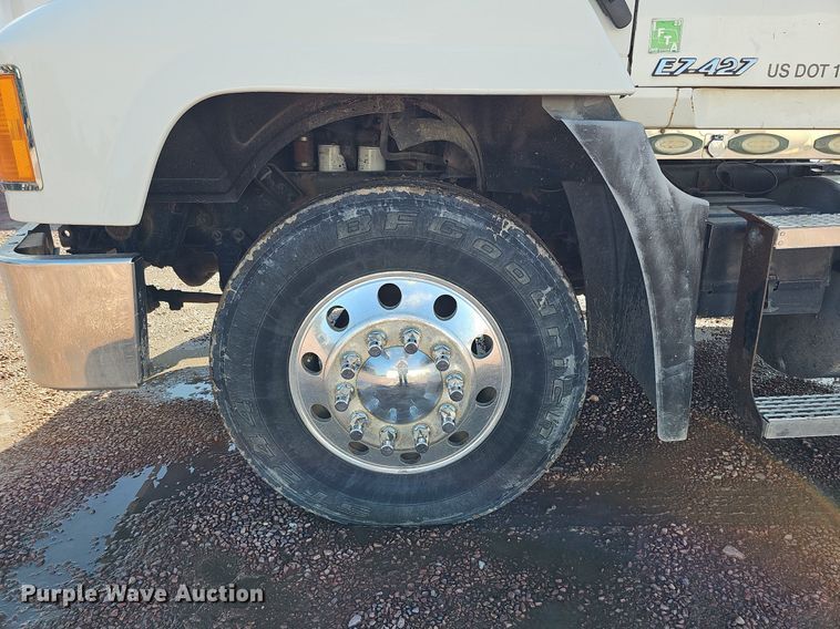 image for item DO2868 2001 Mack CH613  semi truck