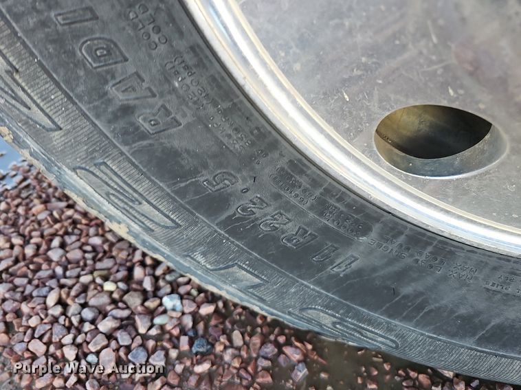 image for item DO2868 2001 Mack CH613  semi truck