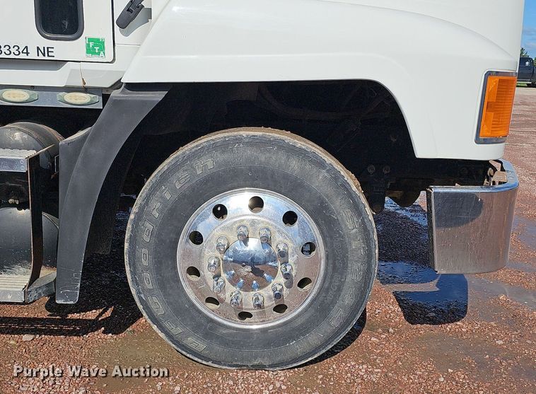 image for item DO2868 2001 Mack CH613  semi truck