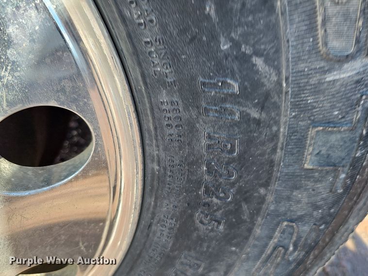 image for item DO2868 2001 Mack CH613  semi truck