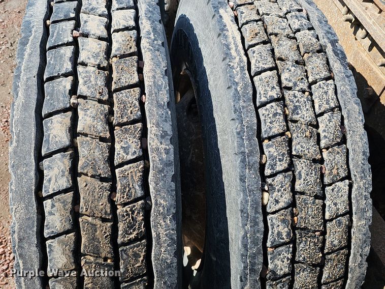 image for item DO2868 2001 Mack CH613  semi truck