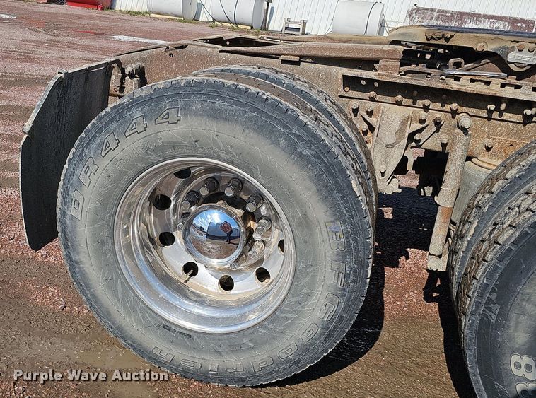 image for item DO2868 2001 Mack CH613  semi truck