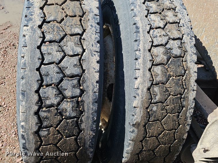 image for item DO2868 2001 Mack CH613  semi truck