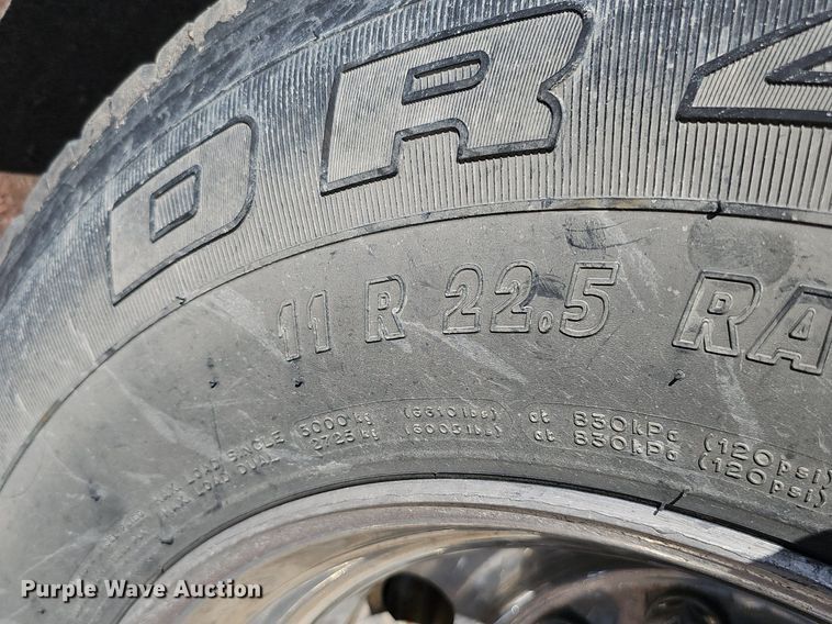 image for item DO2868 2001 Mack CH613  semi truck