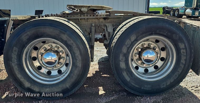 image for item DO2868 2001 Mack CH613  semi truck