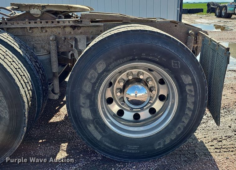 image for item DO2868 2001 Mack CH613  semi truck