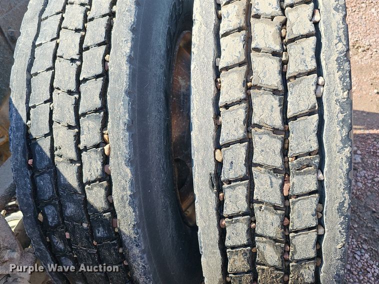 image for item DO2868 2001 Mack CH613  semi truck