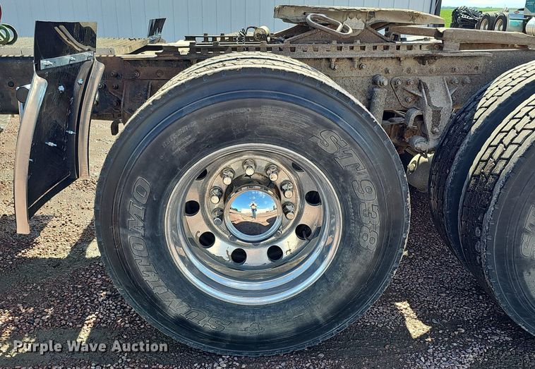 image for item DO2868 2001 Mack CH613  semi truck