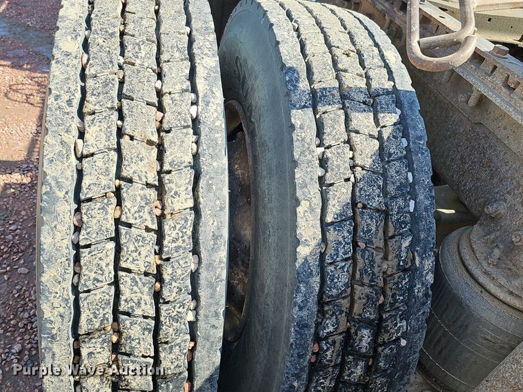 image for item DO2868 2001 Mack CH613  semi truck