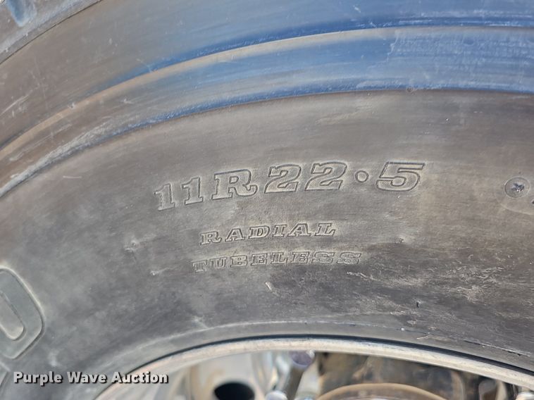 image for item DO2868 2001 Mack CH613  semi truck