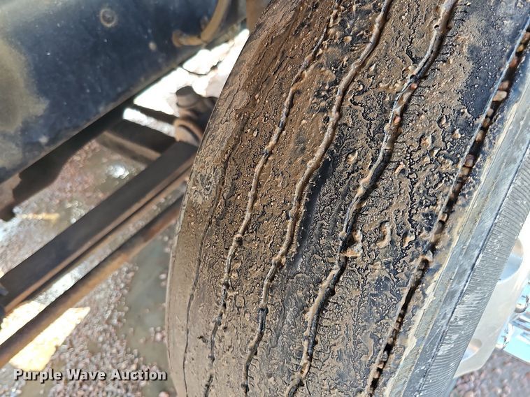 image for item DO2868 2001 Mack CH613  semi truck