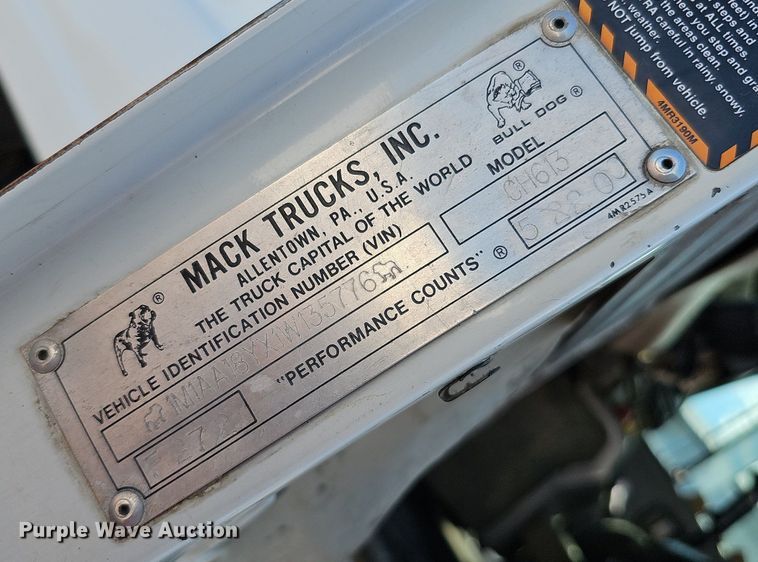 image for item DO2868 2001 Mack CH613  semi truck