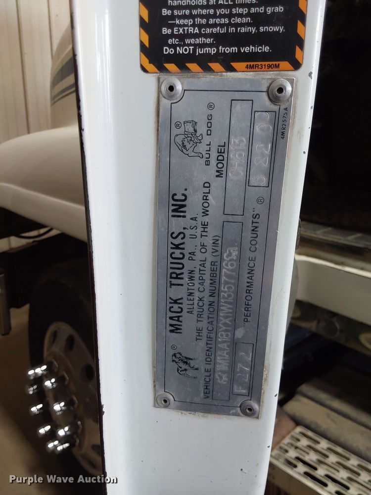 image for item DO2868 2001 Mack CH613  semi truck