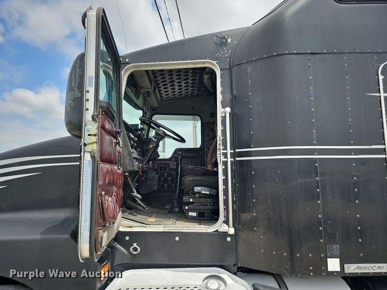 image for item DO2874 1996 Kenworth T600  semi truck