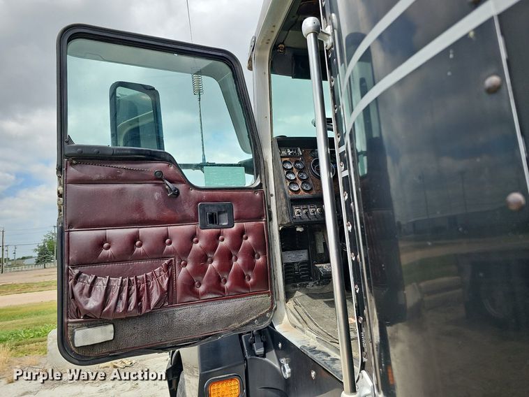 image for item DO2874 1996 Kenworth T600  semi truck