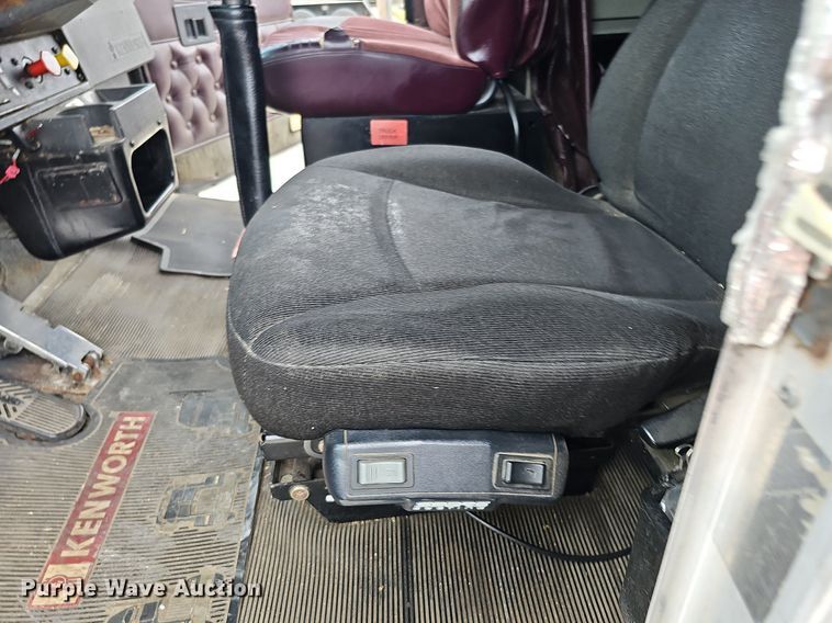 image for item DO2874 1996 Kenworth T600  semi truck