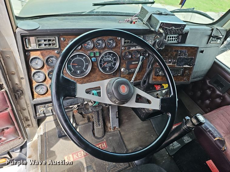 image for item DO2874 1996 Kenworth T600  semi truck