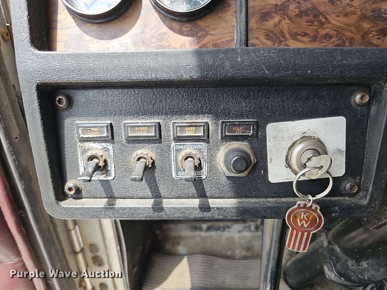 image for item DO2874 1996 Kenworth T600  semi truck