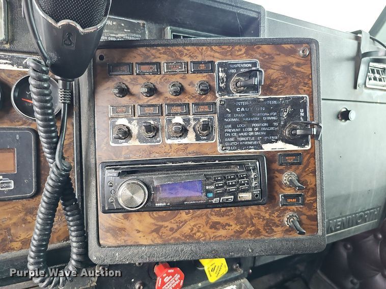 image for item DO2874 1996 Kenworth T600  semi truck