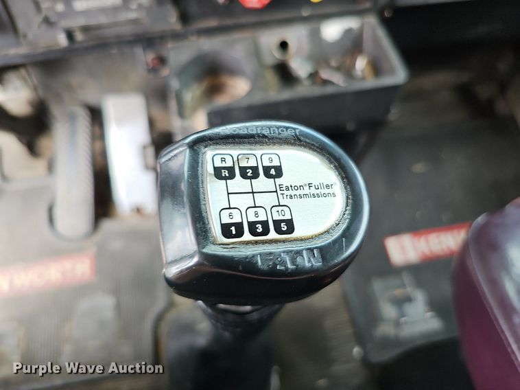 image for item DO2874 1996 Kenworth T600  semi truck