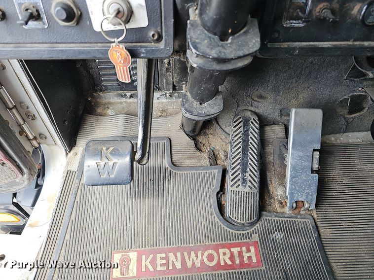 image for item DO2874 1996 Kenworth T600  semi truck