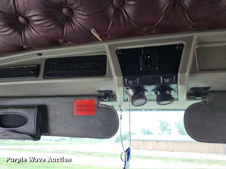 image for item DO2874 1996 Kenworth T600  semi truck