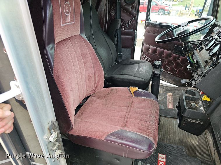 image for item DO2874 1996 Kenworth T600  semi truck