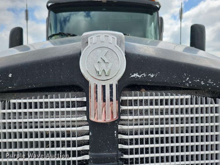 image for item DO2874 1996 Kenworth T600  semi truck