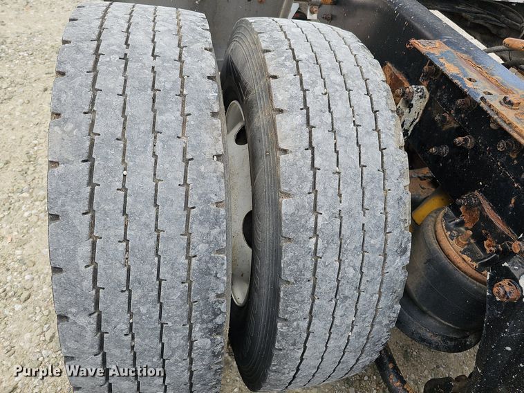 image for item DO2874 1996 Kenworth T600  semi truck